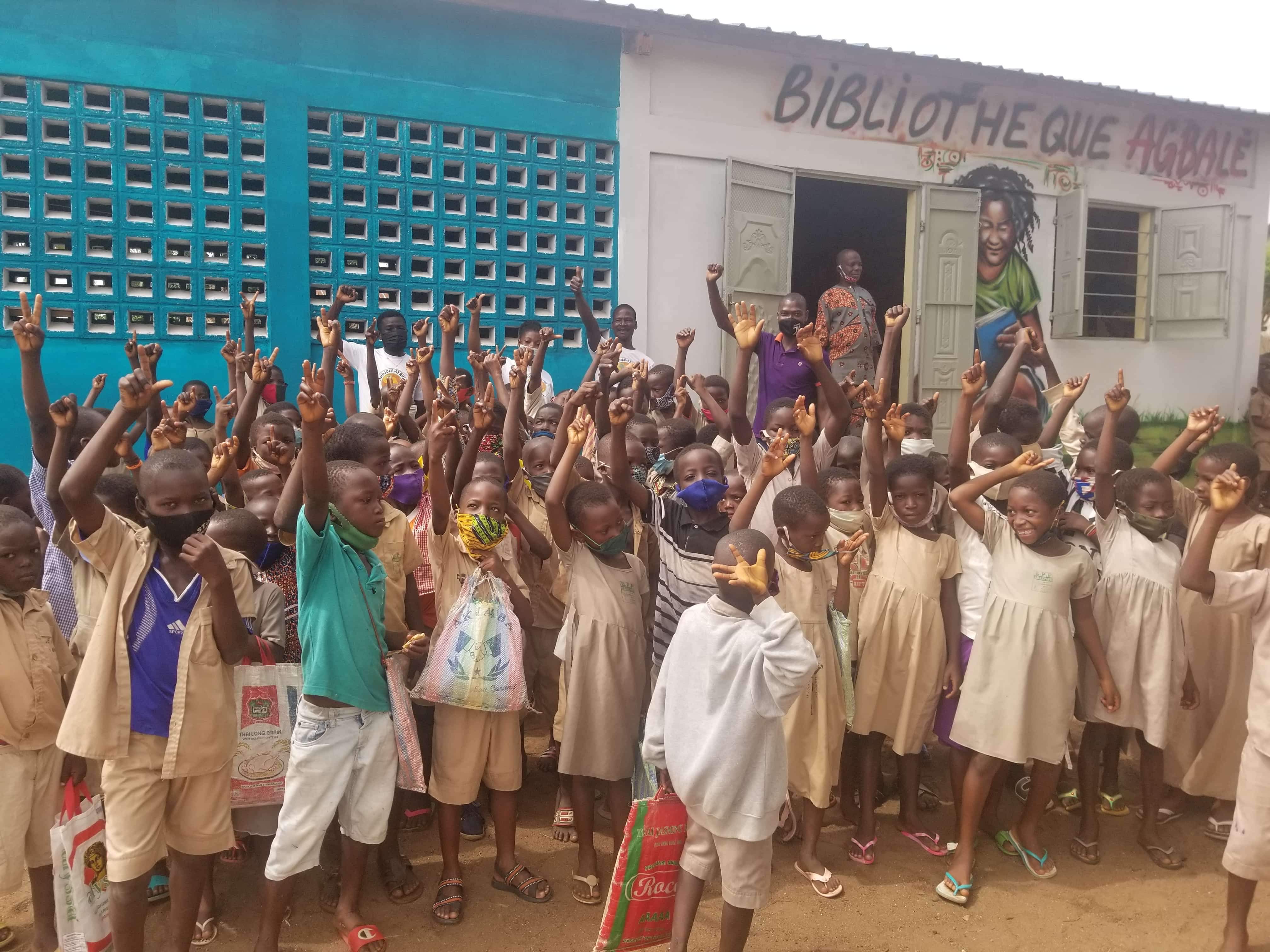 Inauguration de la Bibliothèque agblale créée par Human ISTOM au Togo en Afrique avec tous les enfants du village