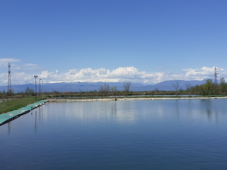 Bassin d'aquaculture en Géorgie