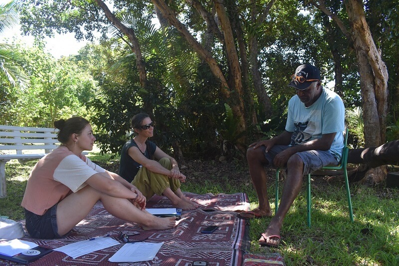 Etudiante réalisant une étude, sociale, physiologique et génétique des pêcheurs en apnée en Nouvelle-Calédonie.