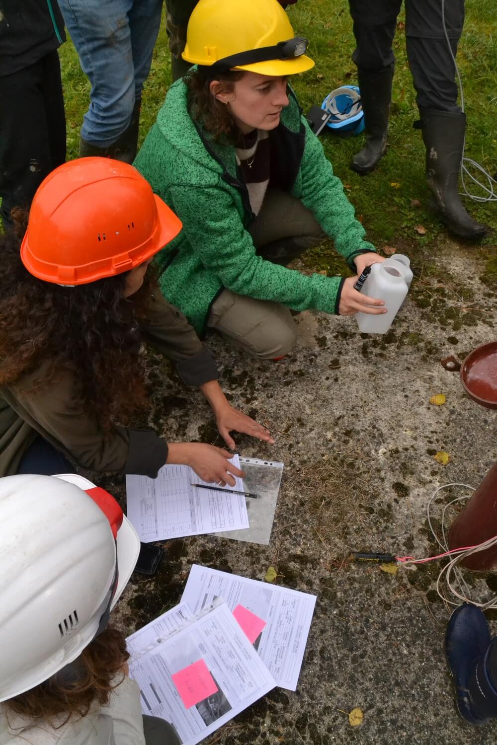 Etudiants du domaine d'approfondissement territoires, risques et aménagements en train de réaliser une études sur la qualité de l'eau à Fécamp.