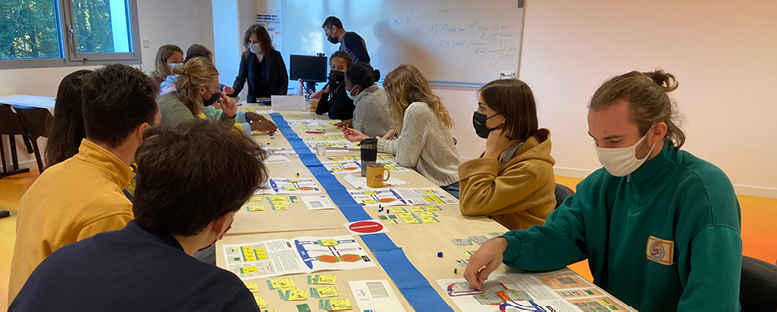 Etudiants en train de faire un jeux de rôle en se mettant dans la peau de quelqu’un pour assimiler les principes de la gestion intégrée des ressources en eau