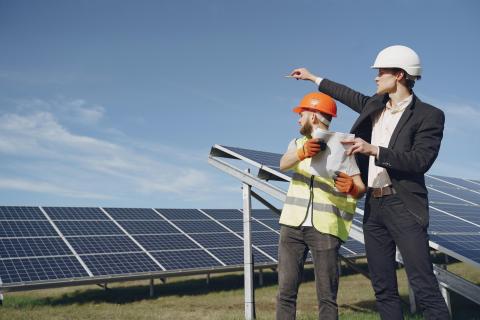 Métier de l'énergie renouvelable, avec des panneaux solaires