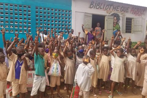 Inauguration de la Bibliothèque agblale créée par Human ISTOM au Togo en Afrique avec tous les enfants du village